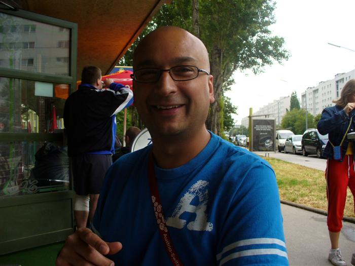 Raz at the caf&eacute across the road